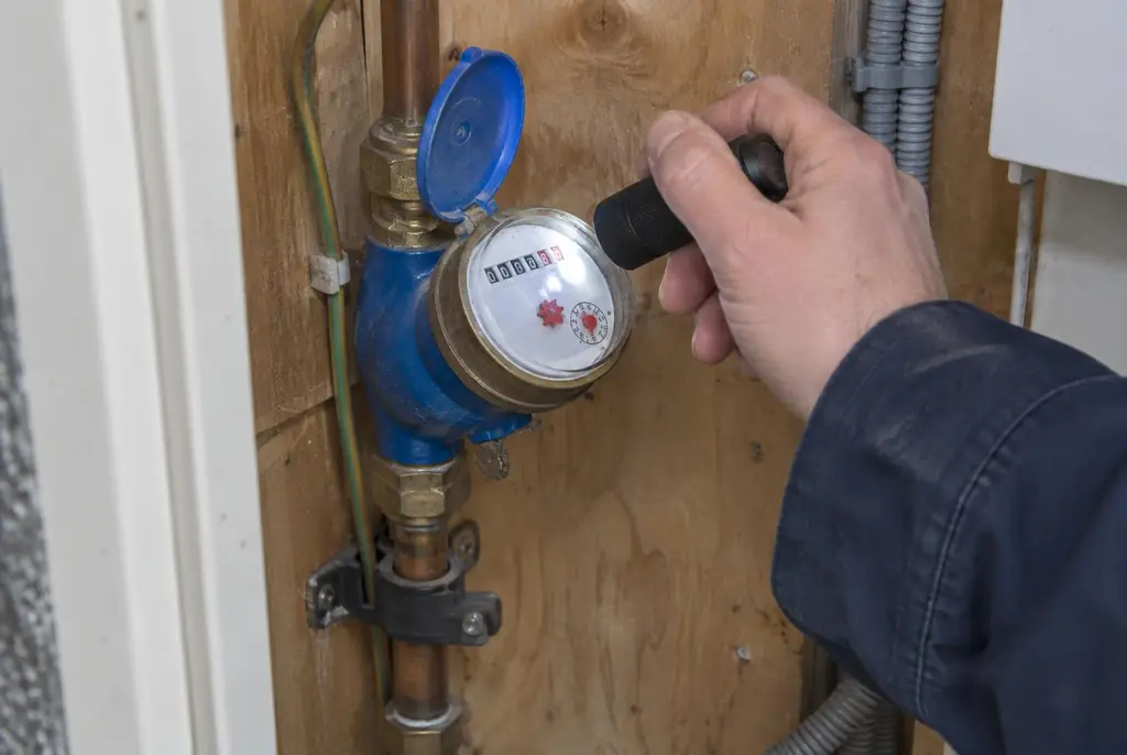 Lekdetectie Cothen – watermeter in de meterkast controleren met een zaklamp